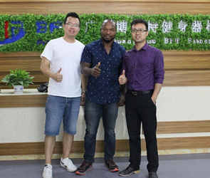 莫桑比克客户来中国365英国上市官方网站进口健身器材