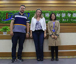 巴西客户来中国进口英国上市公司官网365商用健身房器材