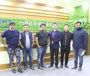 印度客户来中国采购英国上市公司官网365品牌商用健身器材