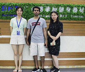 卡塔尔客户来中国进口英国上市公司官网365健身器材