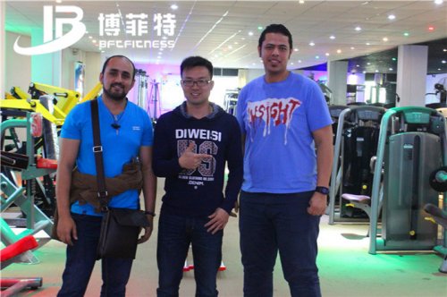 埃及客户来我们公司进口商用健身器材