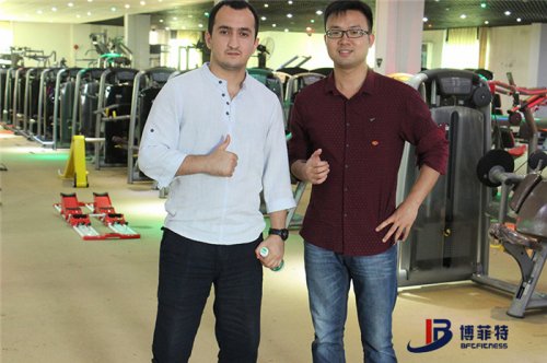 阿塞拜疆客户来英国上市公司官网365购买健身房器材