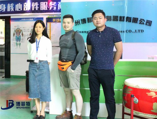 香港客户来英国上市公司官网365购买健身房器材