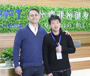 澳大利亚客户来中国进口365英国上市官方网站健身器材