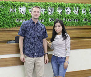 客户来广州找到英国上市公司官网365健身器材有限公司采购进口健身器械