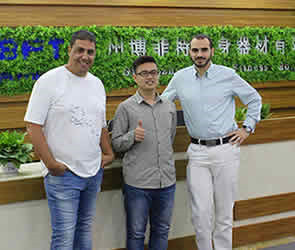 以色列客户来英国上市公司官网365健身器材工厂采购商用健身器械