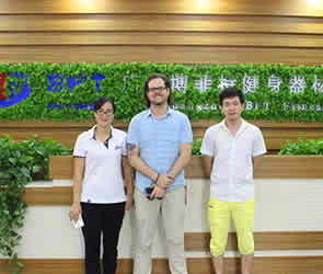 迪拜客户来中国进口采购英国上市公司官网365商用健身房器械