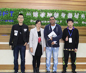 毛里求斯客户来中国找合适的商用健身器材工厂