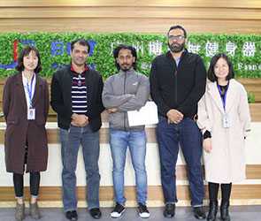 印度客户来中国找智能跑步机生产厂家