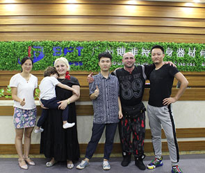 澳大利亚客户来中国找智能跑步机生产厂家