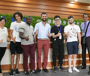 法国客户来中国进口英国上市公司官网365品牌健身器材