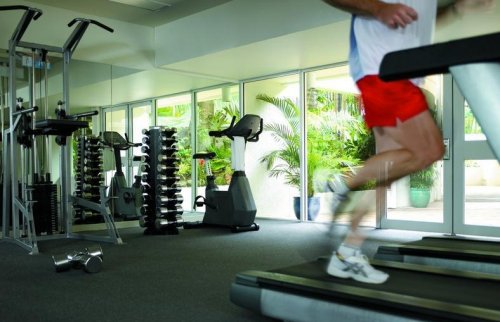 别在跑步机上一边跑步一边看电视