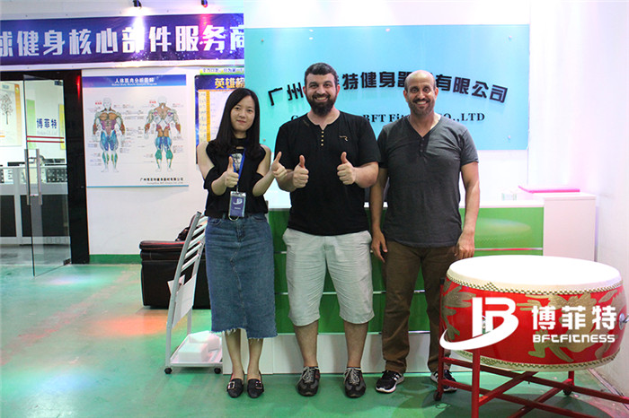 沙特客户来英国上市公司官网365购买健身房器材，产品囊括有氧系列的跑步机，动感单车，健身车