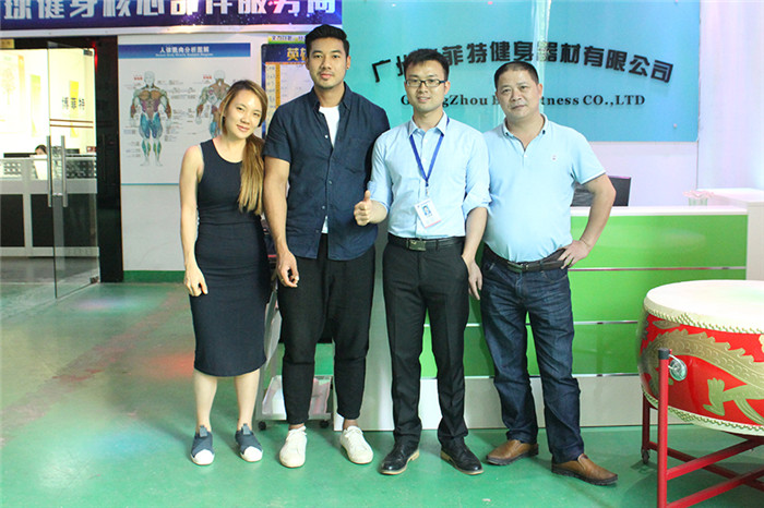 泰国客户来中国英国上市公司官网365为他们的健身房采购商用健身器材