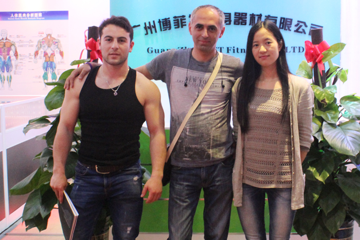 英国上市公司官网365成交客户合影留念